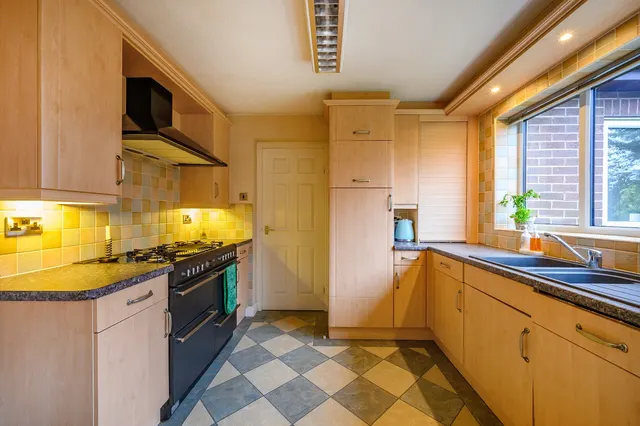 Photo 3 — Westwood Close, Leeds, LS27