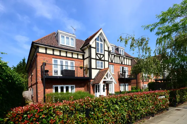 London, NW7, photo 1