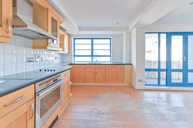 Photo 3 — Flat 13, 135 Vanbrugh Hill, London