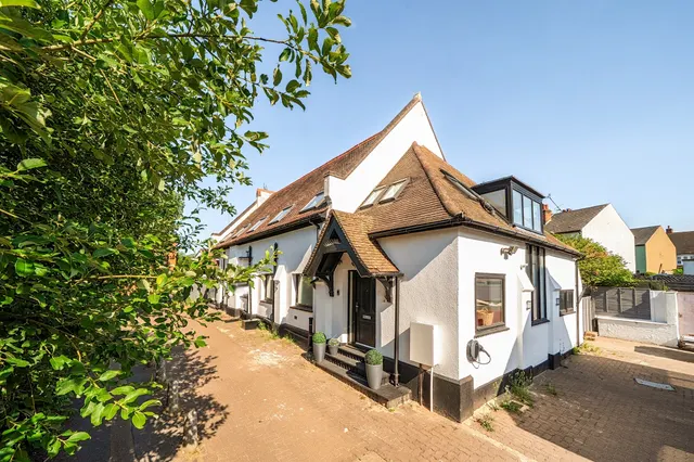 Police Station Lane, Bushey, photo 1