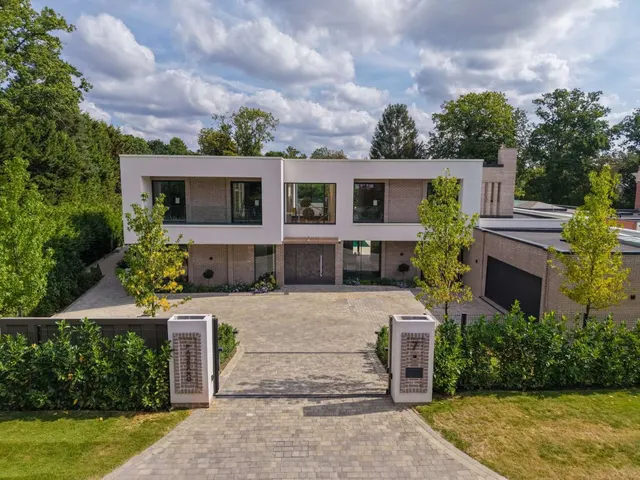 Birds Hill Road, Oxshott, Leatherhead, Surrey, KT22 0NJ, photo 1