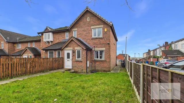 Clarence Close, Bury, BL9 6HE, photo 1