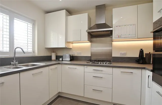 Brookwood Farm Drive, Woking, GU21, photo 3