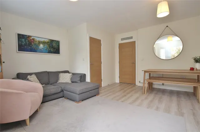 Brookwood Farm Drive, Woking, GU21, photo 2