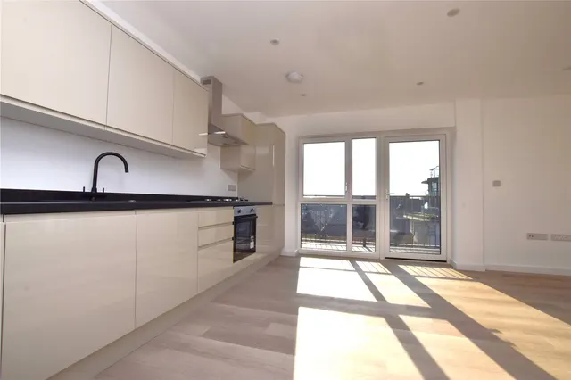 High Road, Chadwell Heath, RM6, photo 1