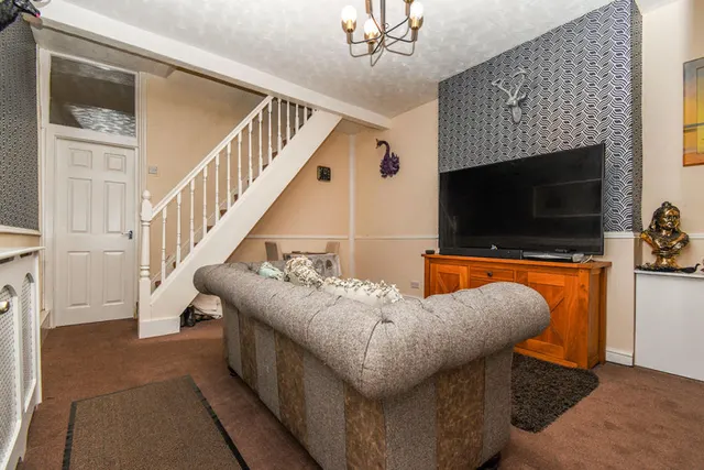 Dukinfield Road, Hyde, SK14, photo 3