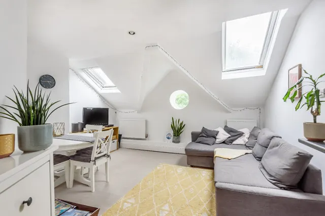 Photo 2 — Brondesbury Road, London, nw6 6bb