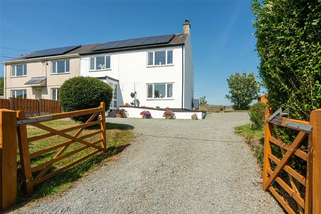 Llantrisant, Holyhead, photo 1