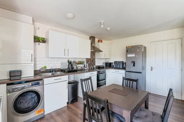 Photo 3 — Malthouse Drive, Grays, Essex, RM17