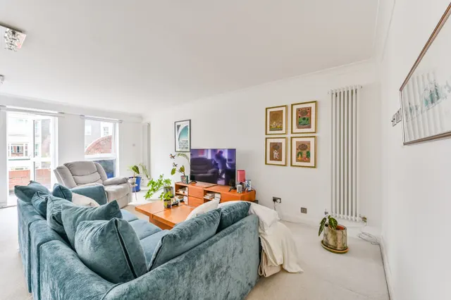 Photo 2 — Flat 5 La Residence, 38a Marlborough Place, London