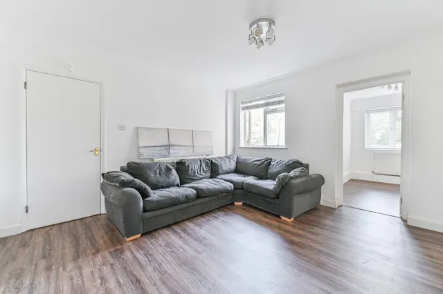 Photo 2 — 2 Bedford Place, Croydon
