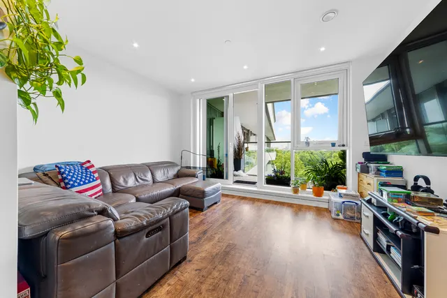 Queenstown Road, London, SW11, photo 1