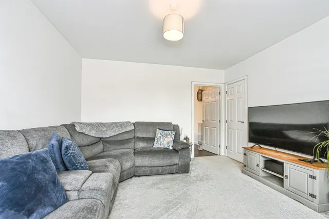 Photo 2 — Brockway Close, Amesbury, SALISBURY