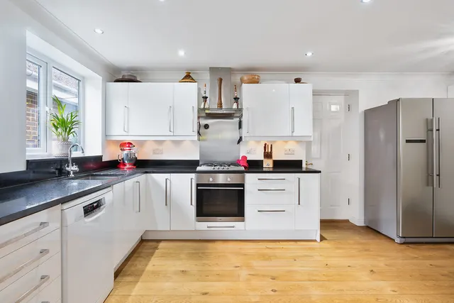 Staines-upon-thames, TW18, photo 1