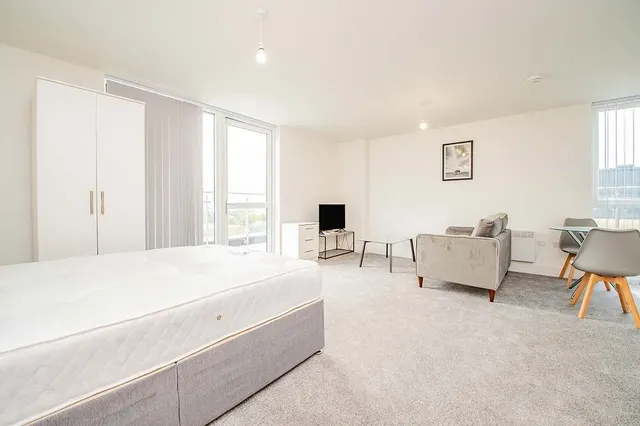 Adelphi Street, M3, photo 2