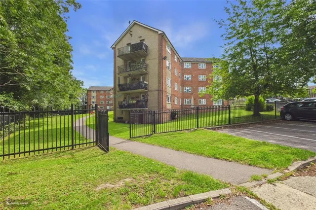 Hunters Hill, Burghfield Common, RG7, photo 1