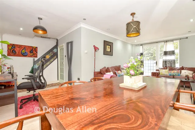 Hind Close, Chigwell, IG7, photo 3