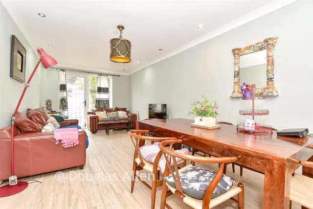 Hind Close, Chigwell, IG7, photo 2