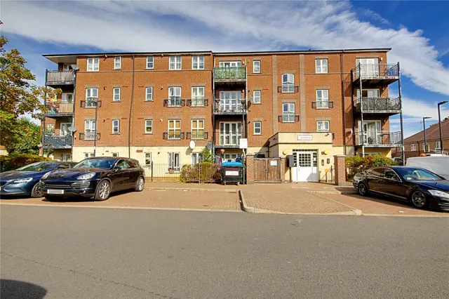 Gareth Drive, London, photo 1