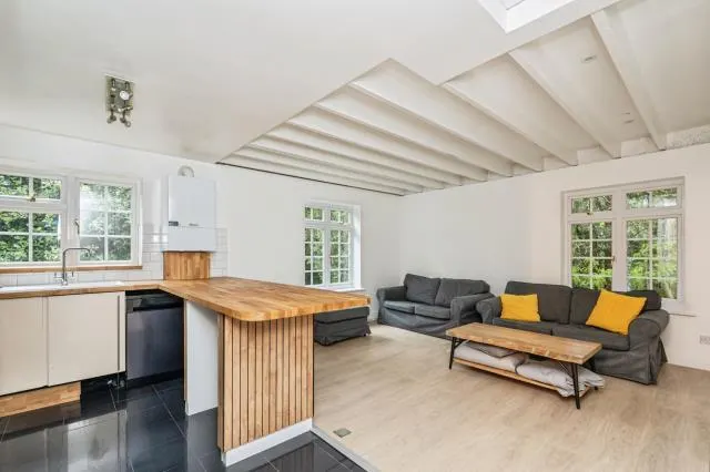 Ivy Drive, Lightwater, GU18, photo 2