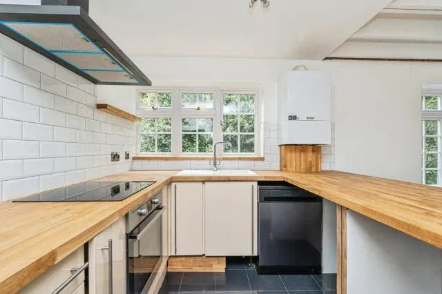 Ivy Drive, Lightwater, GU18, photo 3