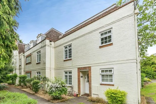 Ivy Drive, Lightwater, GU18, photo 1