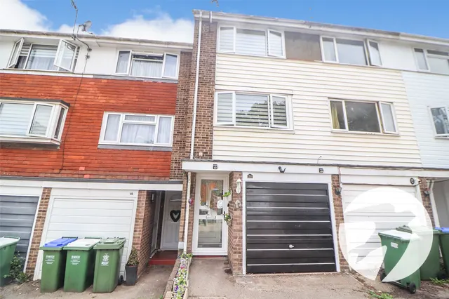 Silver Spring Close, DA8, photo 2