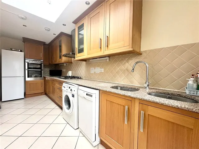 Lyndhurst Avenue, Twickenham, TW2, photo 3