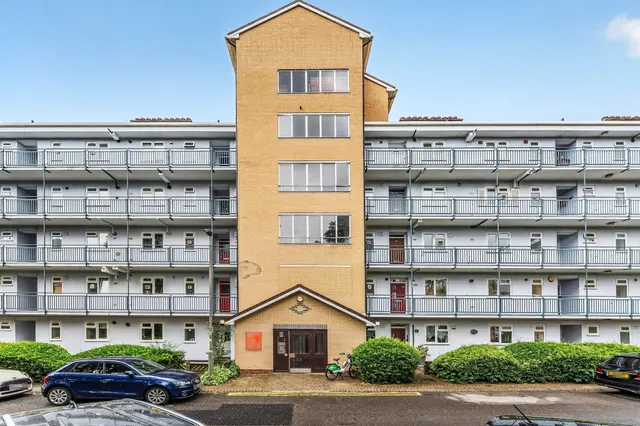 Photo 3 — Smithwood Close, London