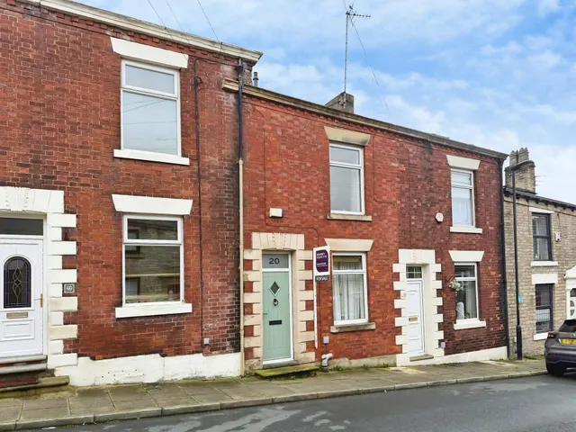 West Street, Lees, OL4, photo 1