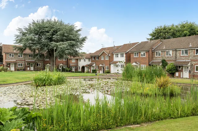 Ivy Drive, Lightwater, Surrey, GU18 5YY, photo 1