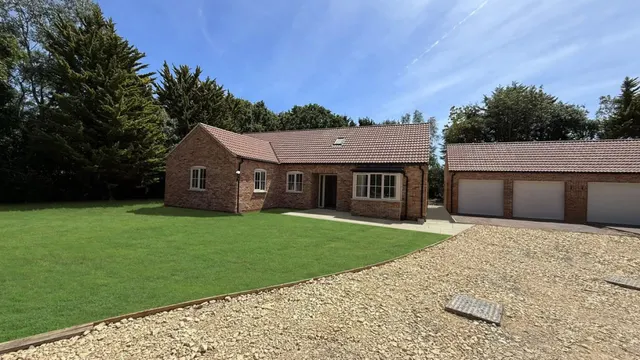 Oak Lodge, Orchard Court, photo 1
