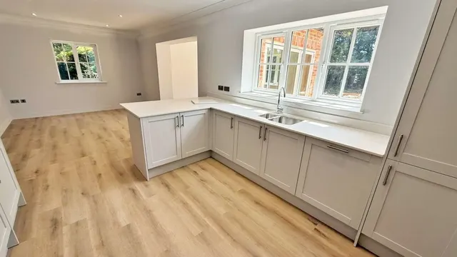 Oak Lodge, Orchard Court, photo 2