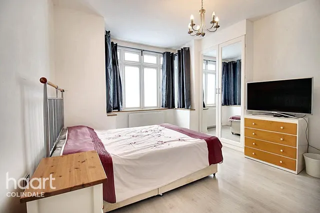 Edgware Way, HA8, photo 2