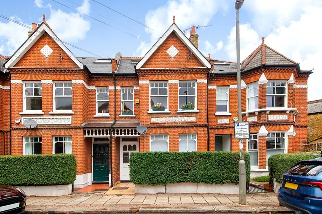 3 bedroom flat, Dinsmore Road, Balham, SW12