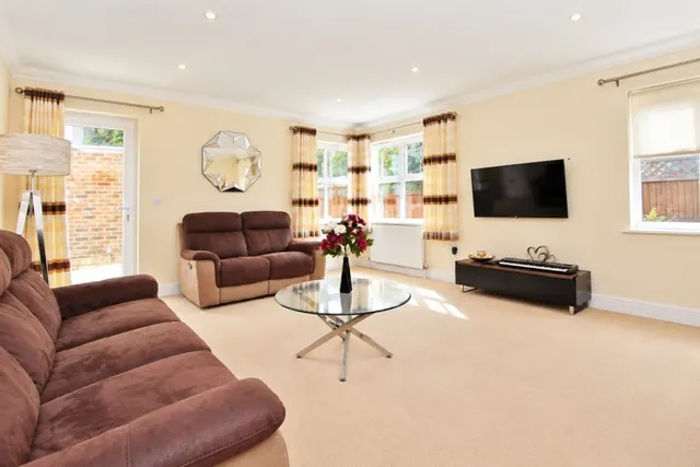 Well Lane, Woking, GU21, photo 2