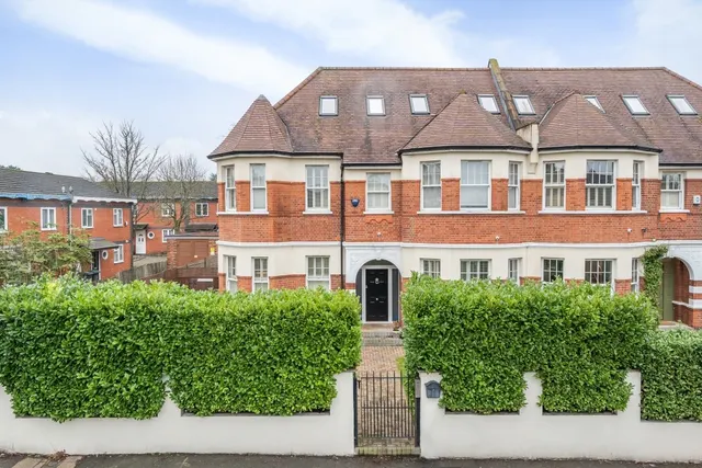 Coppetts Road London N10, photo 1