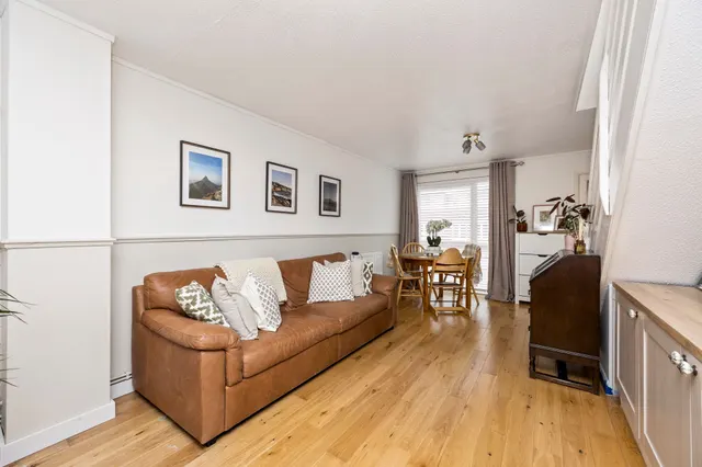 Yarrow Close, Horsham, RH12, photo 2