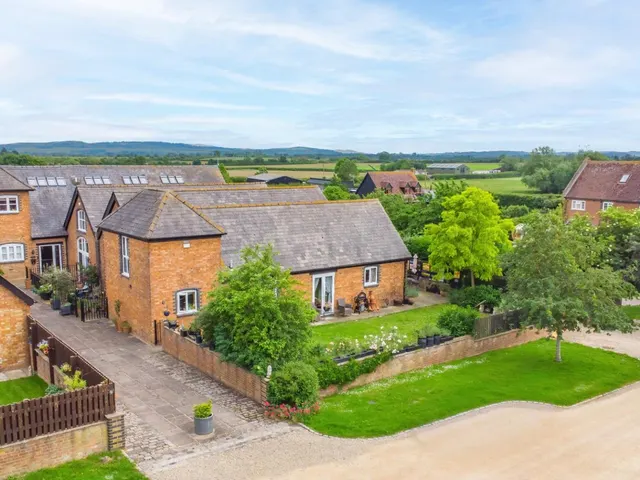 The Shire House, Rowden Farm Barns, LU7, photo 1