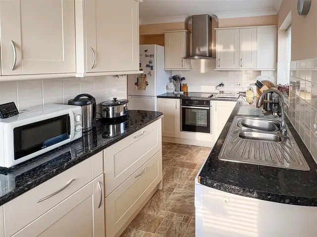 Elm Place, Rustington, photo 3