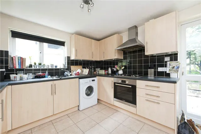 Photo 3 — 35a Grove Hill Road, London