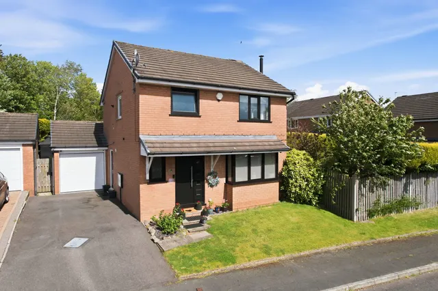 3 bedroom house — Cartmel Drive, Burnley, BB12 8UX