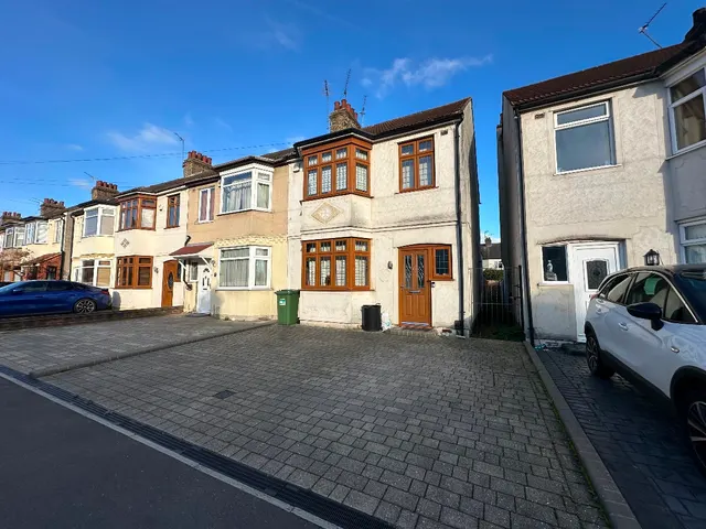 Crowlands Avenue, Romford, photo 1