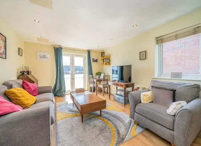Photo 2 — Academy Place, Isleworth, TW7