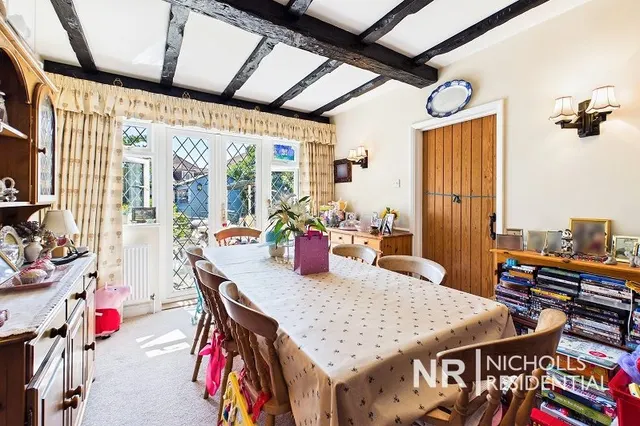 Elm Road, Chessington, KT9, photo 3