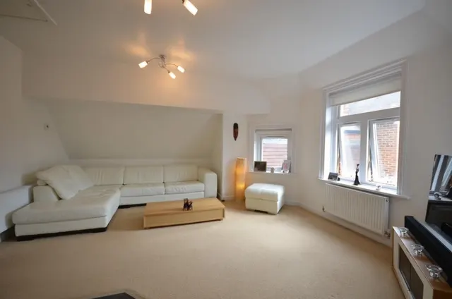 Lockhart Road, Watford, photo 1