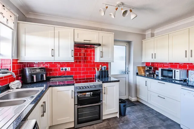 Nuthatch Road, Eastbourne, BN23, photo 2