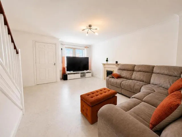 Charlesfield Road, Horley, RH6, photo 1