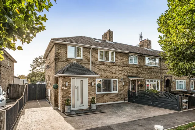 A Beautifully Presented Three-Bedroom Home With Large Garden, Impressive Garden Room & Underfloor Heating, UB7, photo 1