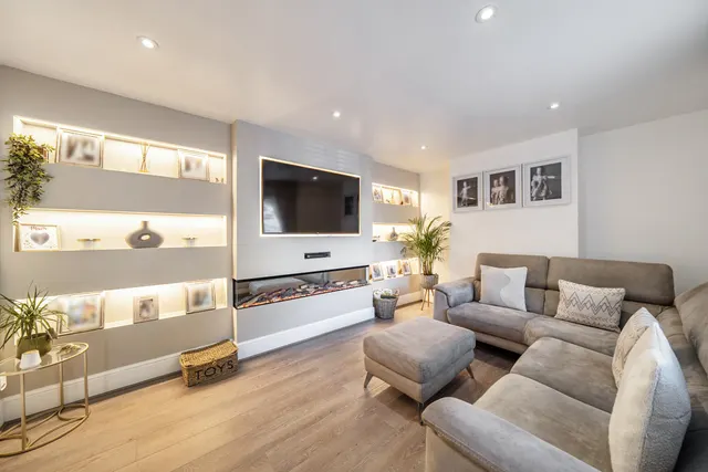 A Beautifully Presented Three-Bedroom Home With Large Garden, Impressive Garden Room & Underfloor Heating, UB7, photo 2
